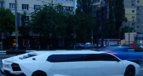 Соцсети: по Киеву ездит необычный лимузин, сделанный на заказ в Мариуполе