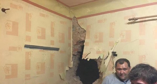 Донецк под минометным обстрелом: снаряд попал в квартиру