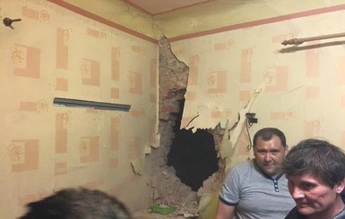 Донецк под минометным обстрелом: снаряд попал в квартиру