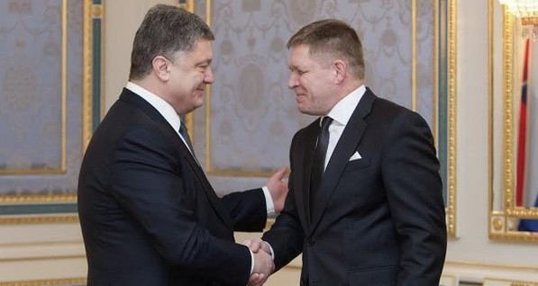 Порошенко обсудил ситуацию в зоне АТО с премьером Словакии