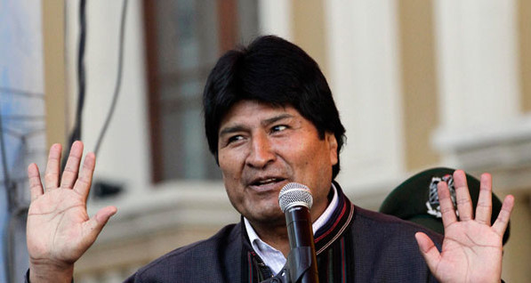 В Боливии полицейские обстреляли автомобиль президента 