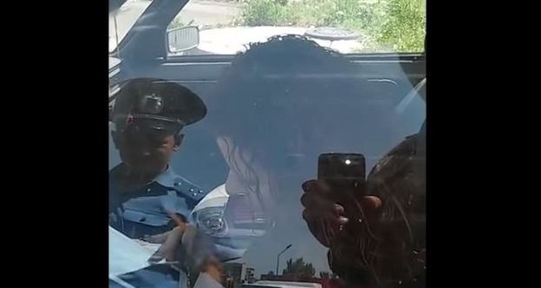 В Артемовске начальник ГАИ выбил стекло в машине женщины и вытащил ее наружу
