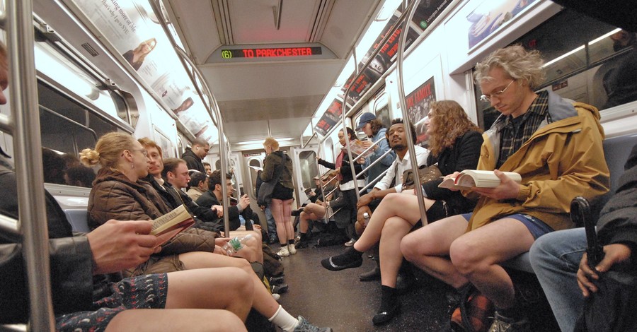 Жителям Нью-Йорка запретили широко раздвигать ноги в метро
