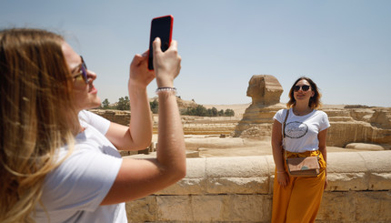 Пирожное-вирус и селфи у пирамид: как Египет принимает туристов после пандемии