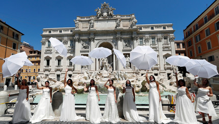 Протест невест: в Риме девушки выступили против переноса свадеб из-за вспышки COVID-19