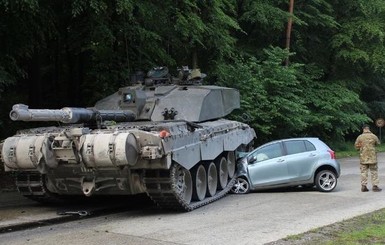 В Берлине парень на машине попал под танк
