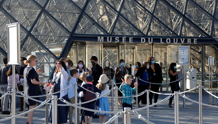 Лувр снова открыли для посетителей