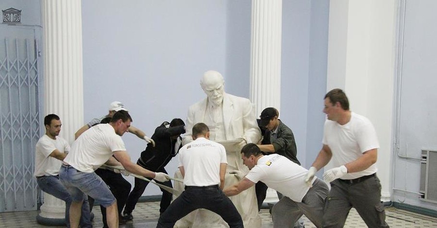 Из Национального художественного музея вытащили читающего Ленина