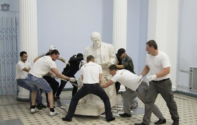 Из Национального художественного музея вытащили читающего Ленина