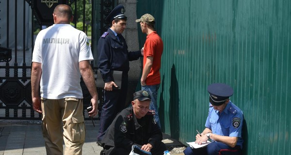 Под Радой задержали парней с дымовыми шашками