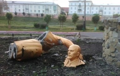 В России пьяный мужчина делал селфи с Лениным и сломал памятник