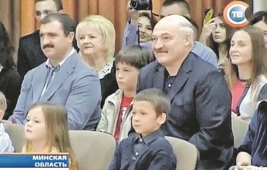 Лукашенко пришел к сыну на выпускной