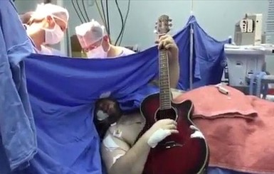 Пациент сыграл на гитаре, пока ему делали операцию на мозге