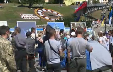 В центре Киева произошла потасовка, активисты вновь устанавливают палатки
