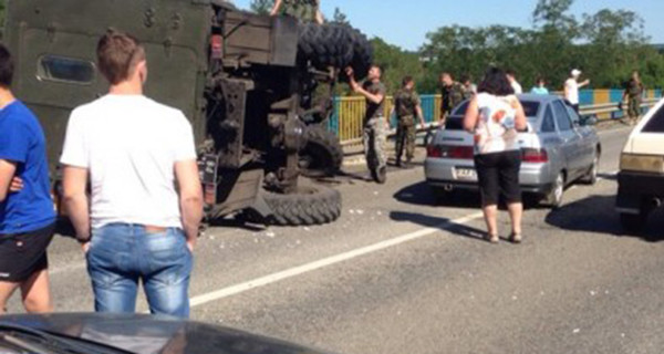 Под Харьковом перевернулся военный грузовик 