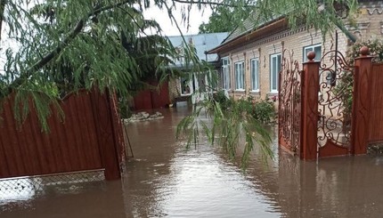 По Украине пронеслась непогода: затопило Одесскую и Волынскую области