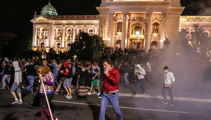 В Белграде люди атаковали парламент после решения об ужесточении карантина