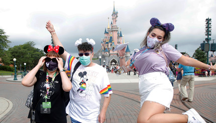 Объятия временно запрещены: парижский Disneyland возобновил работу после карантина
