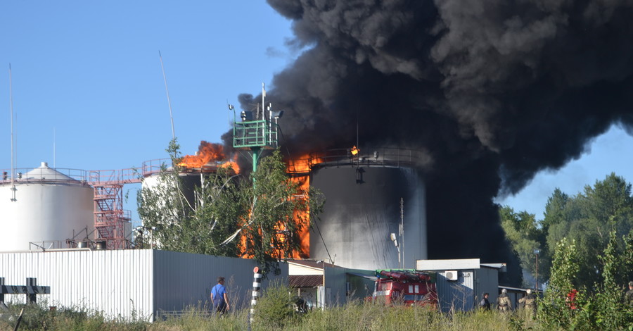 Пожар на нефтебазе под Киевом увеличился, горит уже восемь резервуаров с топливом