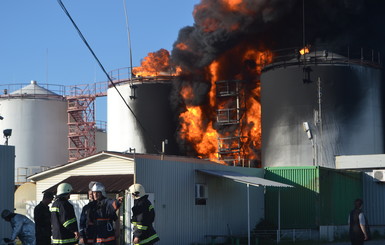 Пожар на нефтебазе унес жизни четверых пожарных 