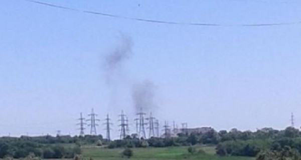 Донецк подпрыгнул от сильного взрыва: над городом виден столб дыма