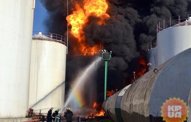 Пожар на нефтебазе под Киевом: обгоревшего заправщика отбросило взрывной волной