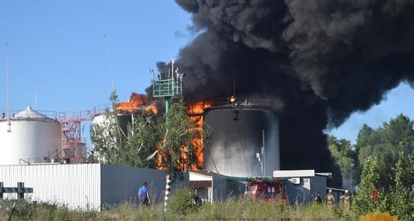 На нефтебазе под Киевом сгорели 10 пожарных машин