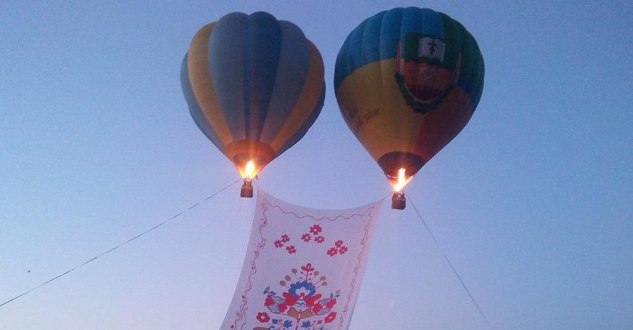 В небе над Киевом летало огромное полотенце