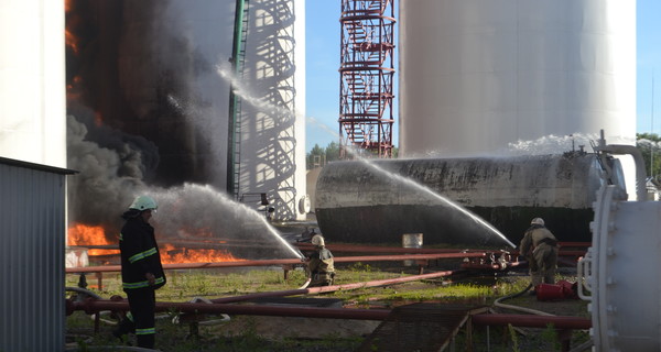 Тела погибших во время пожара на нефтебазе эвакуированы  