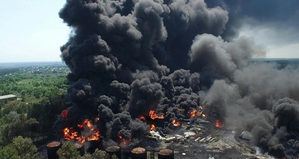 На нефтебазе под Киевом взорвались цистерны с топливом