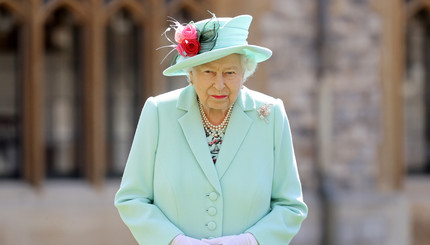 Королева Елизавета II посвящает в рыцари Тома Мура