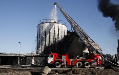 Пожар на нефтебазе: горит еще один резервуар