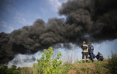Спасатели: на нефтебазе под Киевом горит один резервуар