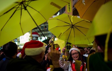 Люди с желтыми зонтиками снова вышли митинговать на улицы Гонконга
