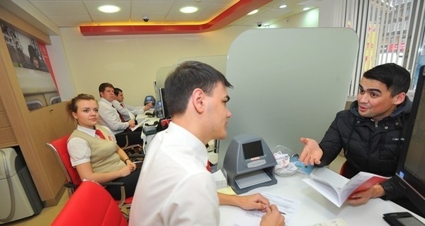 Почему украинцы забирают деньги из банков