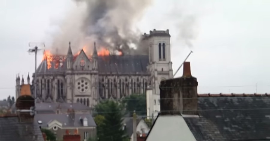 Во Франции пылает уникальная базилика Сен-Донатьен