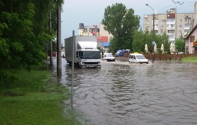 В Луцке из-за грозы улицы превратились в реки
