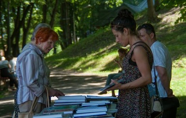 Во Львове открыли летнюю библиотеку на природе
