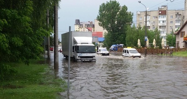 Непогода на Западной Украине: реки на улицах городов, град и сели