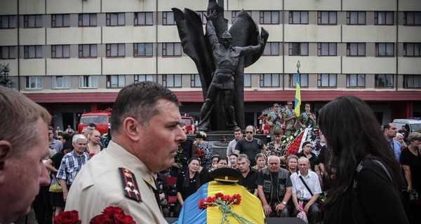 Родственники погибших спасателей: 