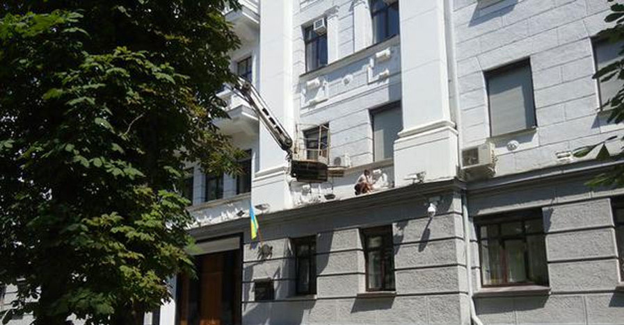 Здания МВД и СБУ в Харькове оставили без серпов и молотов