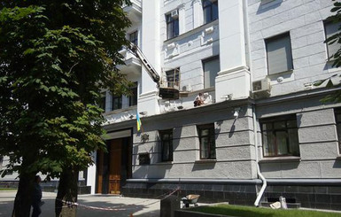 Здания МВД и СБУ в Харькове оставили без серпов и молотов