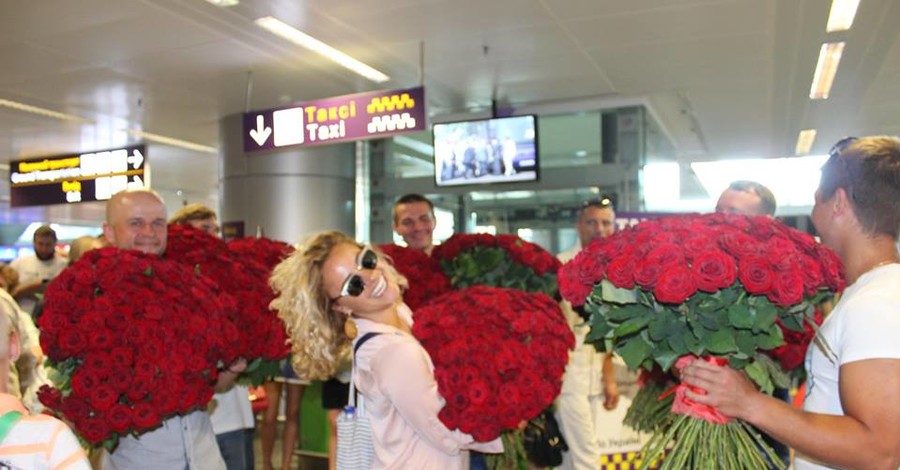 Анонимный поклонник подарил киевлянке 1001 розу
