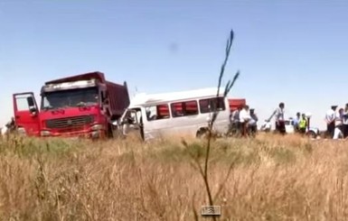 В Казахстане маршрутка влетела в грузовик, погибли 14 человек
