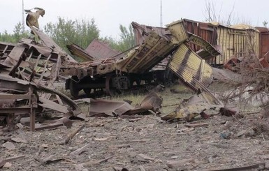 На месте взрыва в Донецке образовалась колоссальная 20-метровая воронка