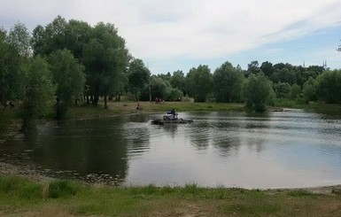 В Киеве чистят Синее озеро на Виноградаре