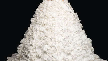 В моде длинные белые платья: новая коллекция Valentino Haute Couture
