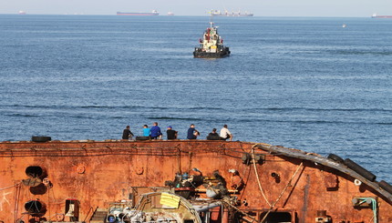 Операция по подъему танкера Delfi в Одессе снова сорвалась