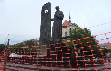 Во Львове за 680 тысяч гривен поменяют плитку на постаменте памятника Шевченко