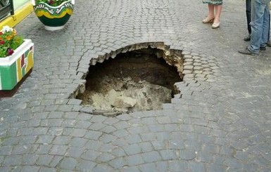 В центре Львова посреди дороги образовалась двухметровая пропасть